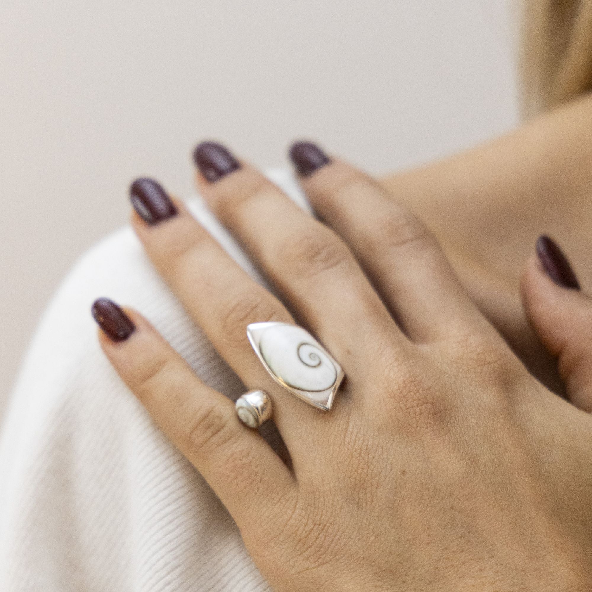 Ring Silber 925 mit weißer Muschel – 28 mm breit – Ringgröße: 058 (18,5)